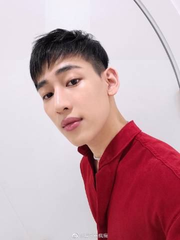 BamBam发文表达对社会事件的关切 引发粉丝讨论