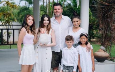 Sarah发布全家福称“爱创造的小世界” 引发网友热议