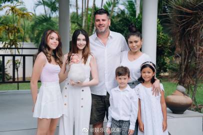 Sarah发布全家福称“爱创造的小世界” 引发网友热议