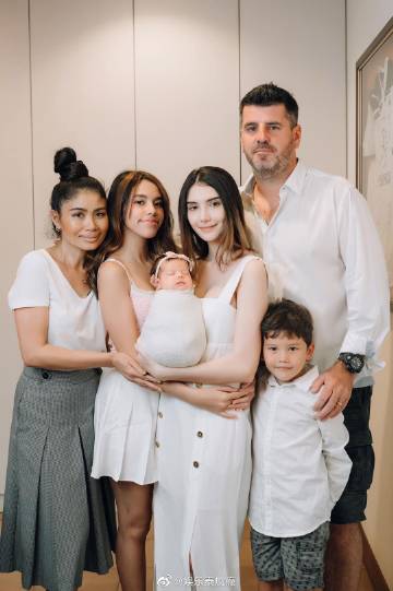 Sarah发布全家福称“爱创造的小世界” 引发网友热议