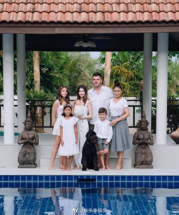 Sarah发布全家福称“爱创造的小世界” 引发网友热议