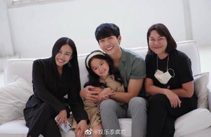 Jui Warattaya晒四人合照引网友脑补 《重生之爱》与《狐狸的夏天》主演同框掀期待