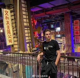 Sarah节目首度承认诞下二胎Emily 否认分手称婚礼因疫情推迟