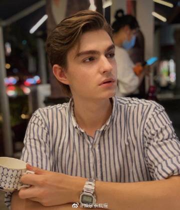 Sarah节目首度承认诞下二胎Emily 否认分手称婚礼因疫情推迟