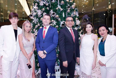 Sarah节目首度承认诞下二胎Emily 否认分手称婚礼因疫情推迟