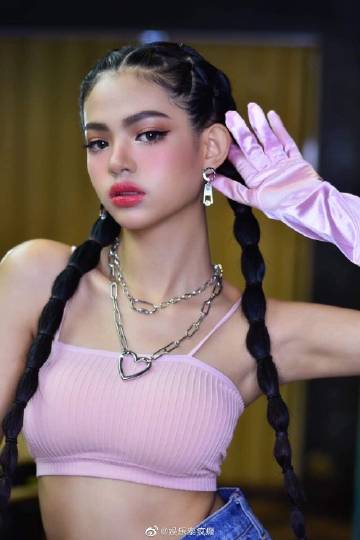 Fahsai Haithongkham新歌宣传引热议 被指撞脸Lisa掀网友两极评价