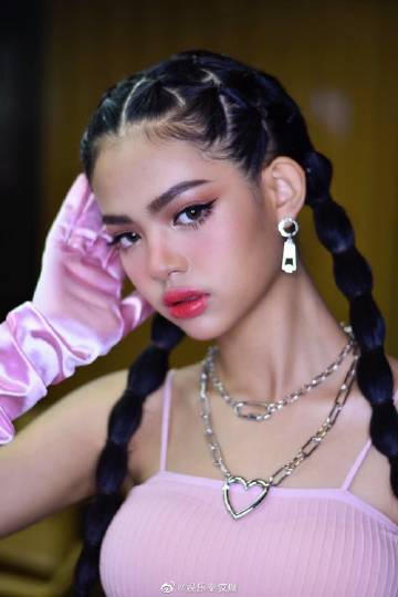 Fahsai Haithongkham新歌宣传引热议 被指撞脸Lisa掀网友两极评价