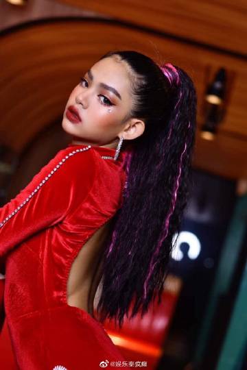 Fahsai Haithongkham新歌宣传引热议 被指撞脸Lisa掀网友两极评价