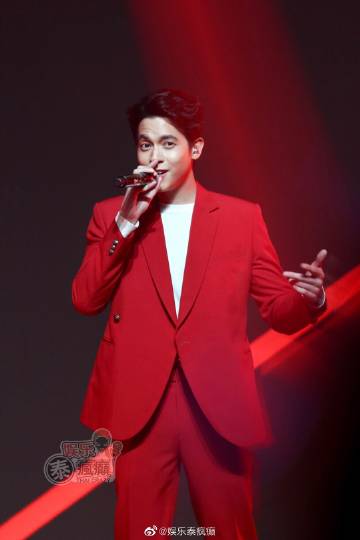 James Jirayu低调谈圈外女友Foam生日庆祝 送抽钞蛋糕拒谈交往年限