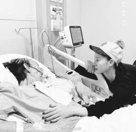 Tangmo Nida发文证实父亲病逝 曾患前列腺癌病情恶化引关注