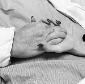 Tangmo Nida发文证实父亲病逝 曾患前列腺癌病情恶化引关注