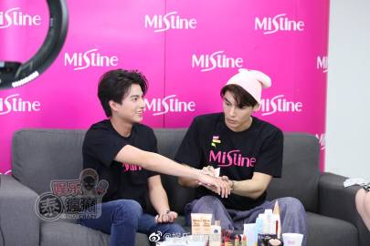 Mew Suppasit与Gulf Kanawut同台直播互动掀尖叫 观看人数突破22万引热议