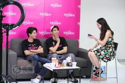 Mew Suppasit与Gulf Kanawut同台直播互动掀尖叫 观看人数突破22万引热议