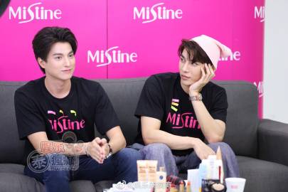 Mew Suppasit与Gulf Kanawut同台直播互动掀尖叫 观看人数突破22万引热议