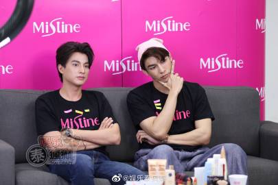 Mew Suppasit与Gulf Kanawut同台直播互动掀尖叫 观看人数突破22万引热议