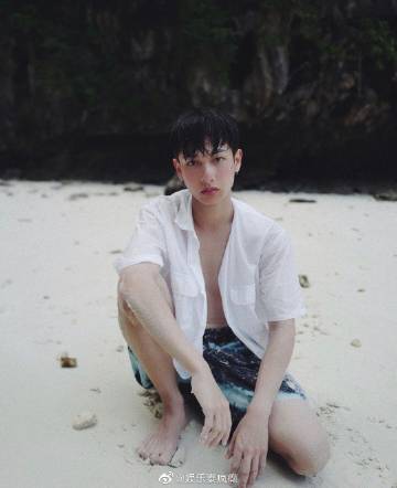 Gun Atthaphan社交账号粉丝突破300万 新剧待播引粉丝期待