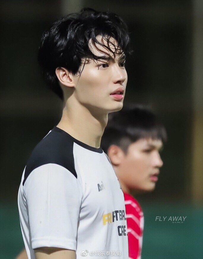 球衣穿搭引发泰网热议 网友争论“球衣是否不时尚”话题登上热搜