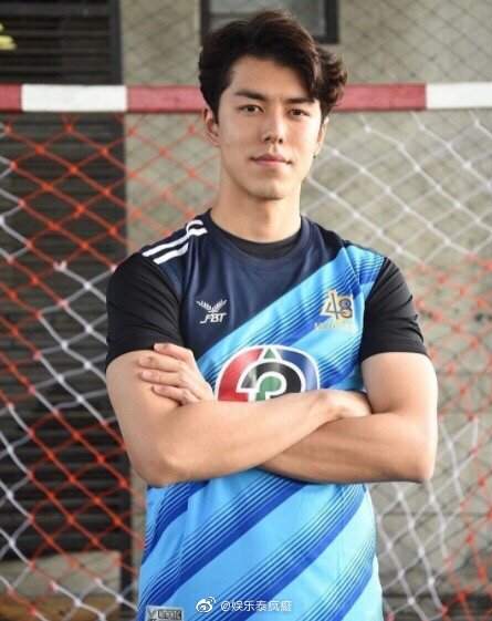 球衣穿搭引发泰网热议 网友争论“球衣是否不时尚”话题登上热搜