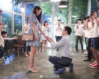 Jakjaan Akhamsiri被男友Kay惊喜求婚成功 生日派对变求婚现场甜蜜答应