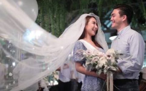 Jakjaan Akhamsiri被男友Kay惊喜求婚成功 生日派对变求婚现场甜蜜答应