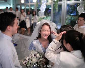 Jakjaan Akhamsiri被男友Kay惊喜求婚成功 生日派对变求婚现场甜蜜答应