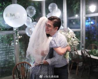 Jakjaan Akhamsiri被男友Kay惊喜求婚成功 生日派对变求婚现场甜蜜答应