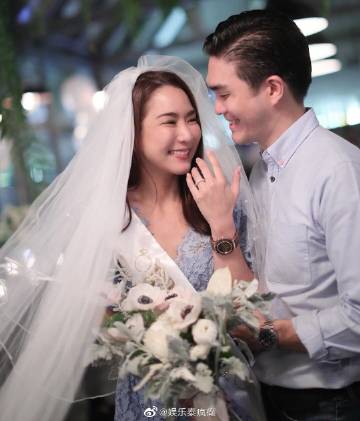 Jakjaan Akhamsiri被男友Kay惊喜求婚成功 生日派对变求婚现场甜蜜答应