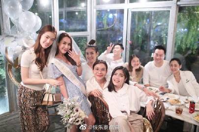 Jakjaan Akhamsiri被男友Kay惊喜求婚成功 生日派对变求婚现场甜蜜答应