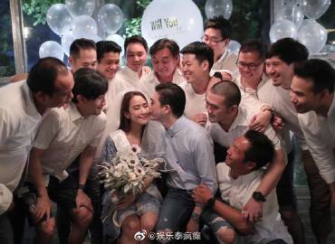 Jakjaan Akhamsiri被男友Kay惊喜求婚成功 生日派对变求婚现场甜蜜答应