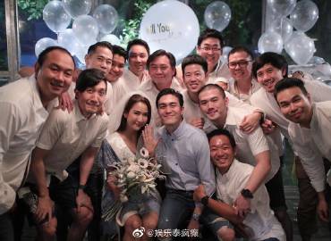 Jakjaan Akhamsiri被男友Kay惊喜求婚成功 生日派对变求婚现场甜蜜答应