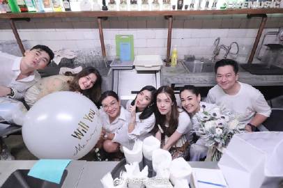 Jakjaan Akhamsiri被男友Kay惊喜求婚成功 生日派对变求婚现场甜蜜答应