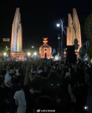 Maria Poonlertlarp现身抗议现场力挺青年 表态反独裁立场获网友赞扬