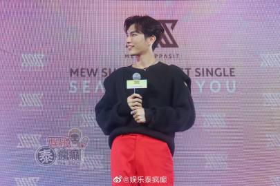 Mew Suppasit推出首支单曲《Season of You》发布会举行 Gulf Kanawut惊喜现身献花