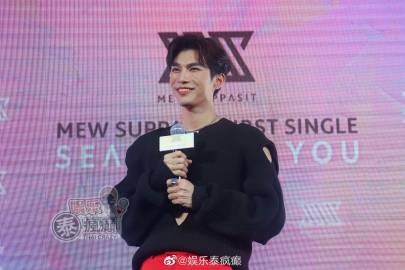 Mew Suppasit推出首支单曲《Season of You》发布会举行 Gulf Kanawut惊喜现身献花