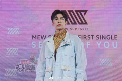 Mew Suppasit推出首支单曲《Season of You》发布会举行 Gulf Kanawut惊喜现身献花