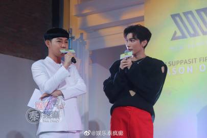 Mew Suppasit推出首支单曲《Season of You》发布会举行 Gulf Kanawut惊喜现身献花