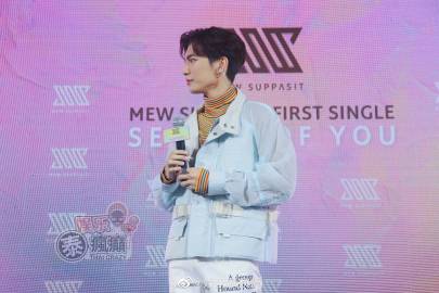 Mew Suppasit推出首支单曲《Season of You》发布会举行 Gulf Kanawut惊喜现身献花