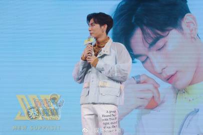 Mew Suppasit推出首支单曲《Season of You》发布会举行 Gulf Kanawut惊喜现身献花