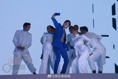 Tor Thanapob晒照被调侃“第三条腿” 本人幽默回应称暂时用不上拐杖