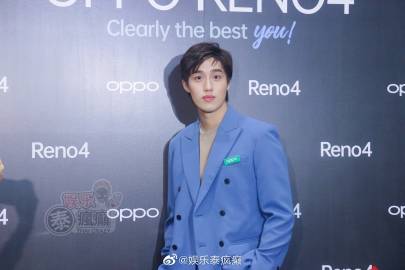 Tor Thanapob晒照被调侃“第三条腿” 本人幽默回应称暂时用不上拐杖