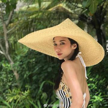 Aum Patchrapa泳衣照被赞神似Angelababy 网友封“泰版Baby”惊叹冻龄状态
