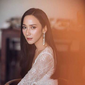 Aum Patchrapa泳衣照被赞神似Angelababy 网友封“泰版Baby”惊叹冻龄状态