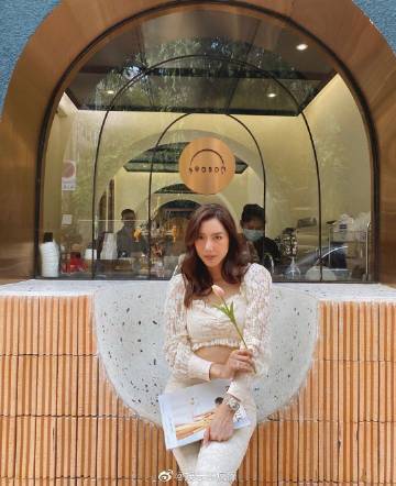 Ice Apitsada发帖想学当网红遭网友嘲讽引争议 冻龄女星言论掀两极反应