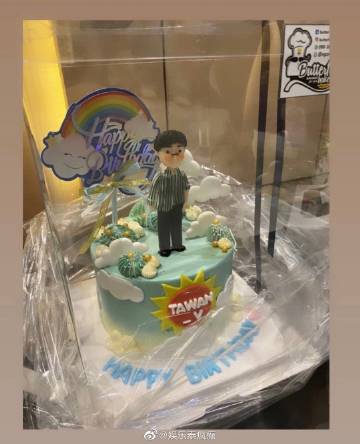 Tay Tawan生日获粉丝餐车应援 吹蜡烛忘摘面罩笑翻全场