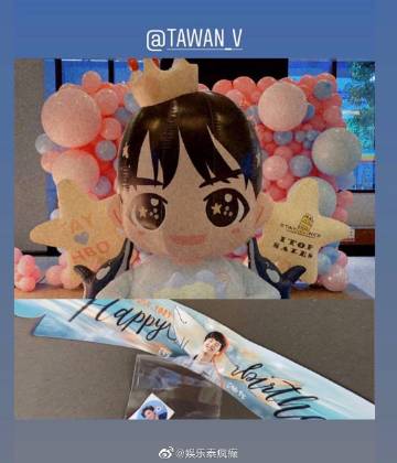 Tay Tawan生日获粉丝餐车应援 吹蜡烛忘摘面罩笑翻全场