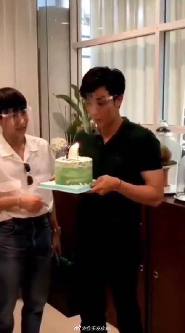 Tay Tawan生日获粉丝餐车应援 吹蜡烛忘摘面罩笑翻全场