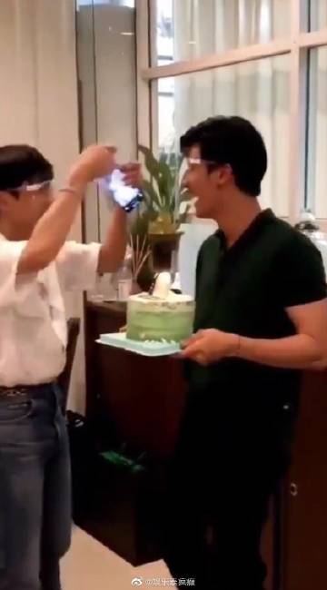 Tay Tawan生日获粉丝餐车应援 吹蜡烛忘摘面罩笑翻全场