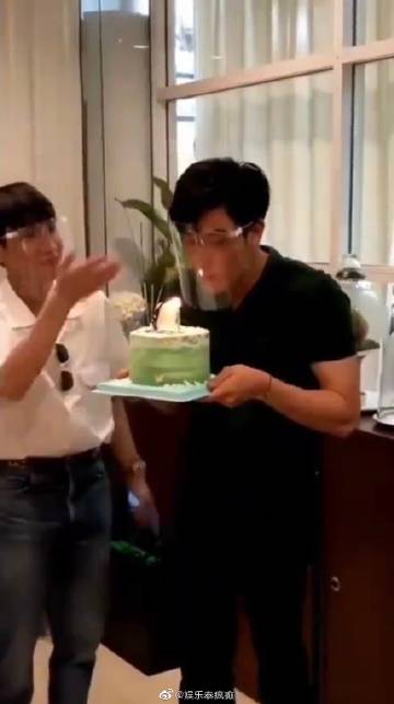 Tay Tawan生日获粉丝餐车应援 吹蜡烛忘摘面罩笑翻全场