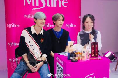 Boun Noppanut与Prem Warut同台直播带货引热议 在线观看破5万感谢中国粉丝支持