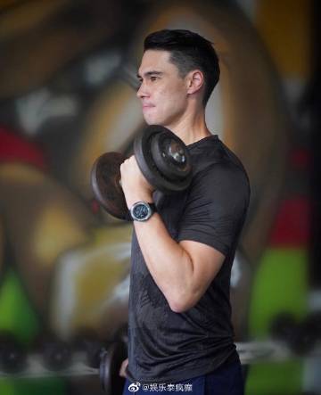 Matthew Deane健身照意外“走光焦点”引热议 与妻子Lydia康复后持续投入公益